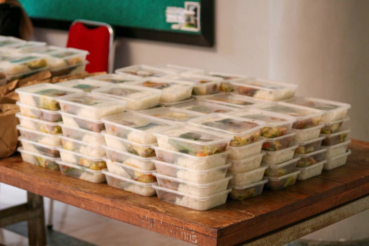 Pie chart showing average meal prep service cost distribution: 35% ingredients, 20% packaging, 15% labor, 12% licensing/insurance, 10% marketing, 8% delivery/logistics